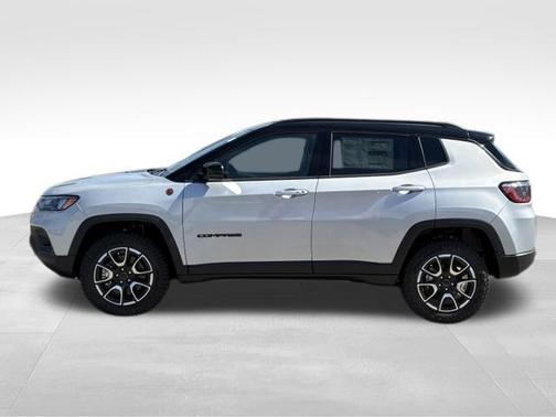 Silver Zynith Metallic Clearcoat 2026 Jeep Compass Trailhawk