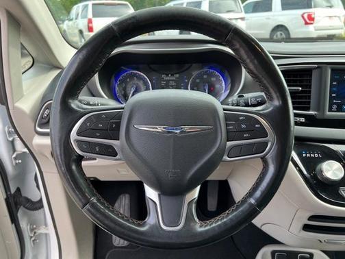 Photo 2 of 25 of 2020 Chrysler Pacifica Touring-L