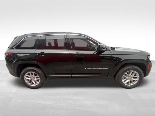 Diamond Black Crystal Pearlcoat 2026 Jeep Grand Cherokee Altitude