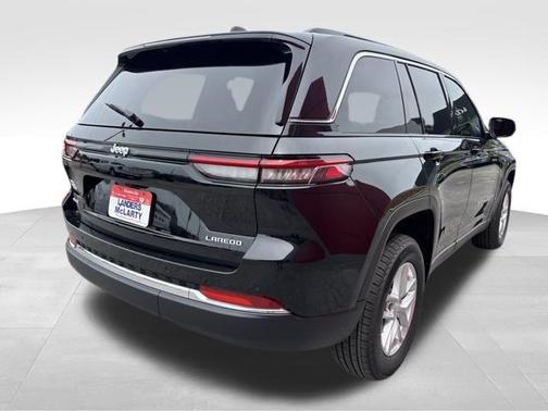 Diamond Black Crystal Pearlcoat 2026 Jeep Grand Cherokee Altitude