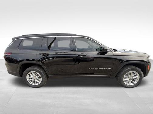 Diamond Black Crystal Pearlcoat 2026 Jeep Grand Cherokee L Laredo