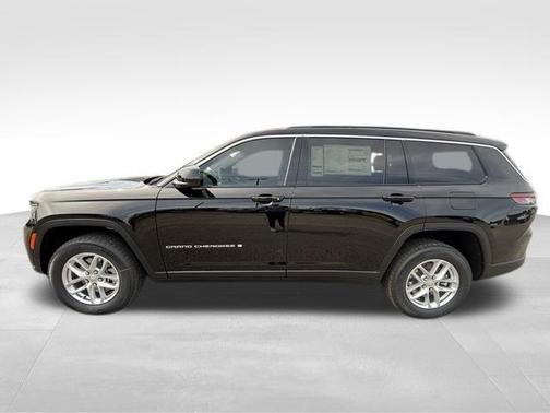 Diamond Black Crystal Pearlcoat 2026 Jeep Grand Cherokee L Laredo