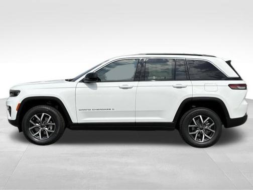 Bright White Clearcoat 2027 Jeep Grand Cherokee Laredo