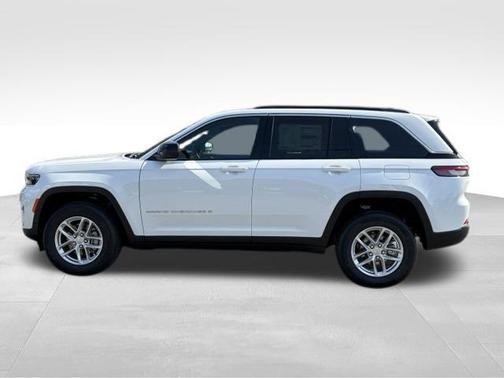 Bright White Clearcoat 2026 Jeep Grand Cherokee Laredo