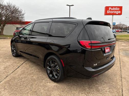 Diamond Black Crystal Pearlcoat 2026 Chrysler Pacifica L