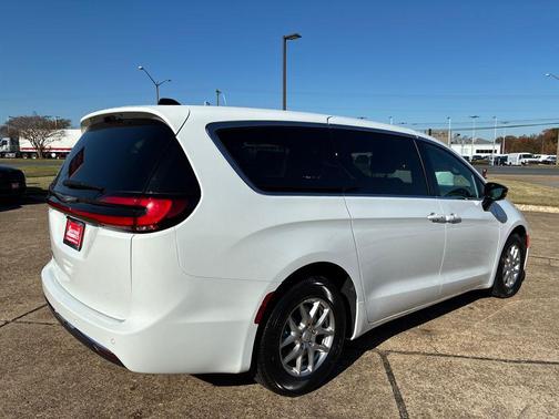 Bright White Clearcoat 2026 Chrysler Pacifica L