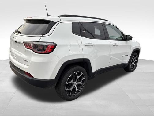 Bright White Clearcoat 2024 Jeep Compass Latitude