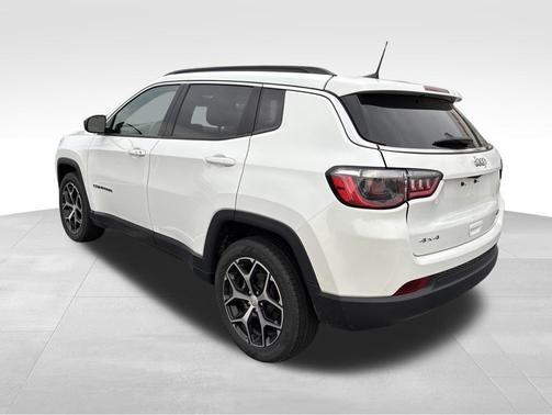Bright White Clearcoat 2024 Jeep Compass Latitude