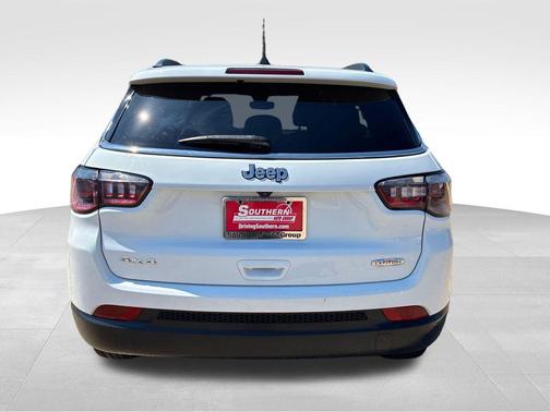 Bright White Clearcoat 2024 Jeep Compass Latitude
