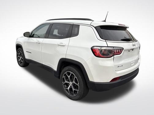 Bright White Clearcoat 2024 Jeep Compass Latitude