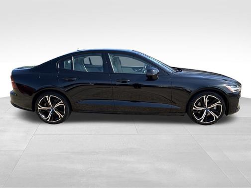 2024 Volvo S60 B5 Core Dark Theme