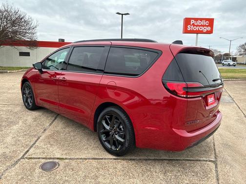 Red Hot Pearlcoat 2026 Chrysler Pacifica L