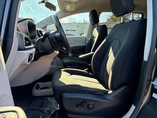 2020 Chrysler Voyager LX