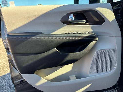 2020 Chrysler Voyager LX