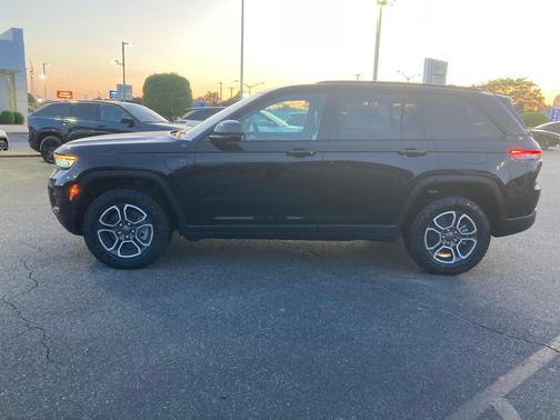 Diamond Black Crystal Pearlcoat 2024 Jeep Grand Cherokee 4xe Trailhawk