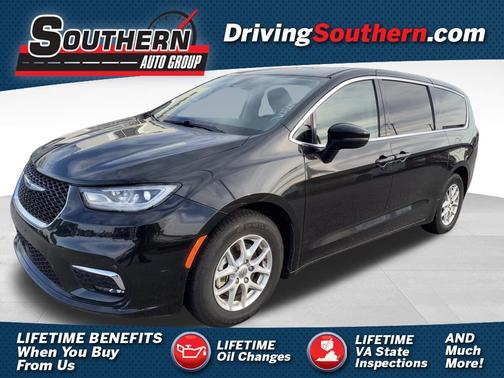 Brilliant Black Crystal Pearlcoat 2023 Chrysler Pacifica Touring L