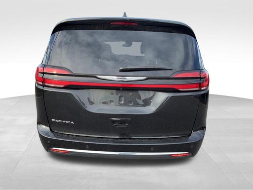 Brilliant Black Crystal Pearlcoat 2023 Chrysler Pacifica Touring L