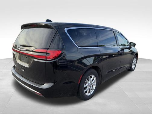 Brilliant Black Crystal Pearlcoat 2023 Chrysler Pacifica Touring L