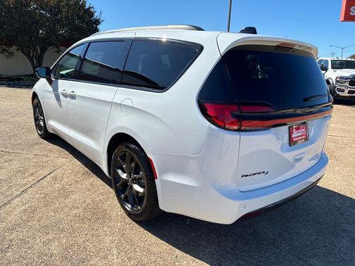 Bright White Clearcoat 2026 Chrysler Pacifica L