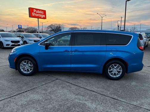 Hydro Blue Pearlcoat 2026 Chrysler Pacifica L