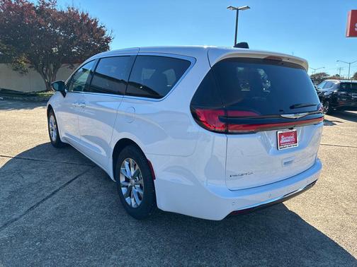 Bright White Clearcoat 2026 Chrysler Pacifica Limited