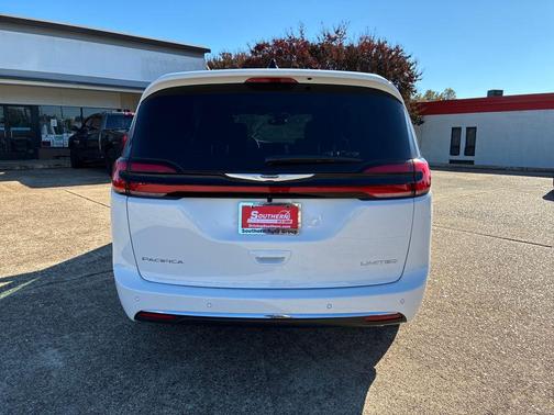Bright White Clearcoat 2026 Chrysler Pacifica Limited