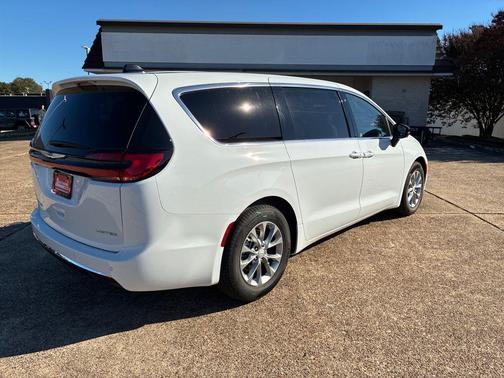 Bright White Clearcoat 2026 Chrysler Pacifica Limited