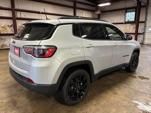 Silver Zynith Metallic Clearcoat 2025 Jeep Compass Latitude