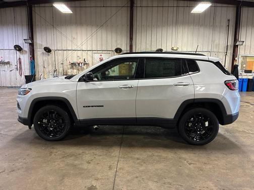 Silver Zynith Metallic Clearcoat 2025 Jeep Compass Latitude