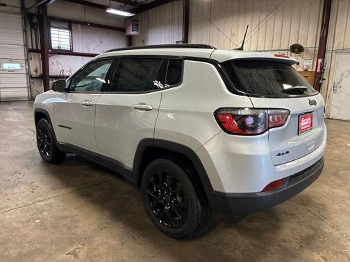 Silver Zynith Metallic Clearcoat 2025 Jeep Compass Latitude
