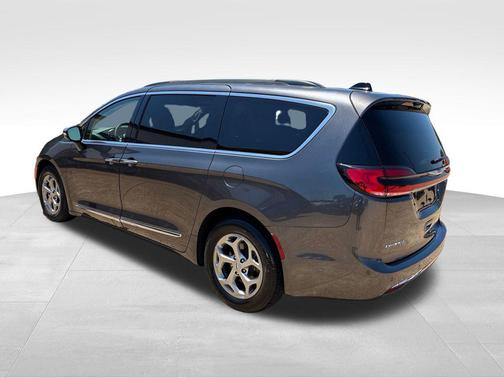 Granite Crystal Metallic Clearcoat 2023 Chrysler Pacifica Limited