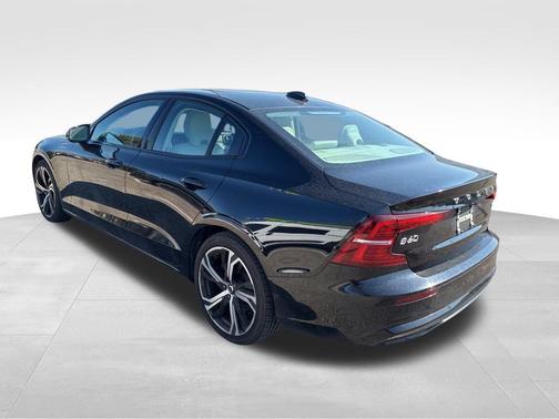 2024 Volvo S60 B5 Core Dark Theme