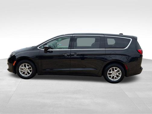 Brilliant Black Crystal Pearlcoat 2023 Chrysler Voyager LX