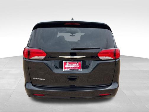 Brilliant Black Crystal Pearlcoat 2023 Chrysler Voyager LX