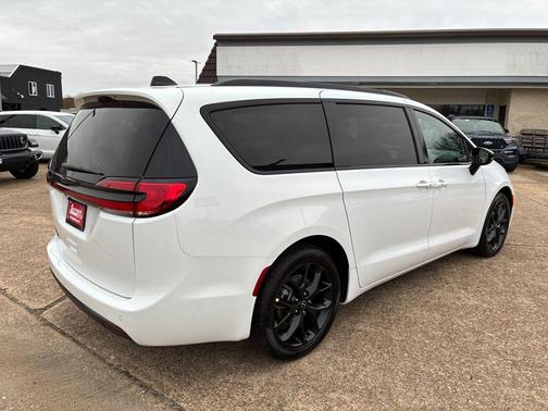 Bright White Clearcoat 2026 Chrysler Pacifica L