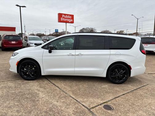 Bright White Clearcoat 2026 Chrysler Pacifica L