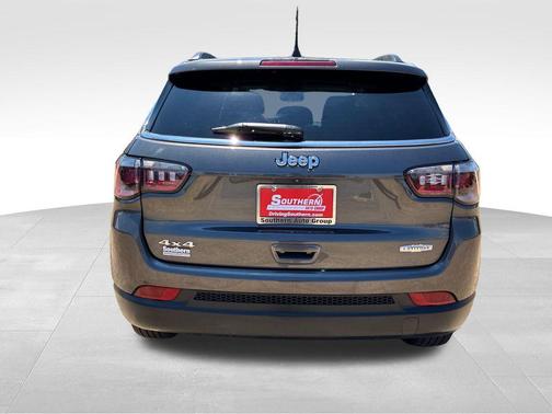 Granite Crystal Metallic Clearcoat 2022 Jeep Compass Latitude