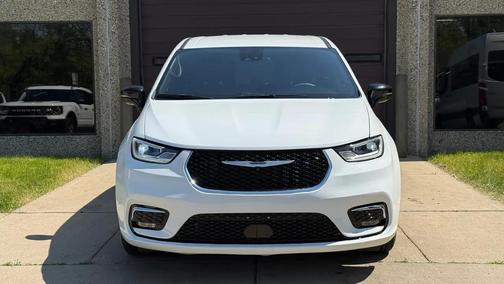 Bright White Clearcoat 2026 Chrysler Pacifica L