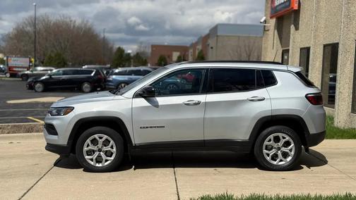 Silver Zynith Metallic Clearcoat 2025 Jeep Compass Latitude