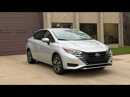 Brilliant Silver Metallic 2025 Nissan Versa 1.6 SV