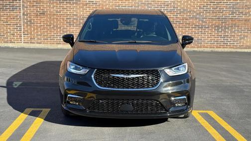 Diamond Black Crystal Pearlcoat 2025 Chrysler Pacifica L