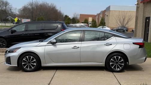Brilliant Silver Metallic 2023 Nissan Altima S FWD