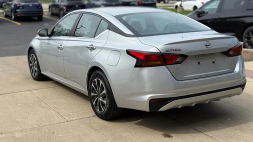 Brilliant Silver Metallic 2023 Nissan Altima S FWD