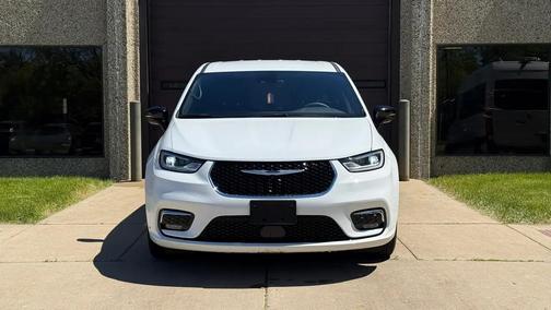 Bright White Clearcoat 2025 Chrysler Pacifica L