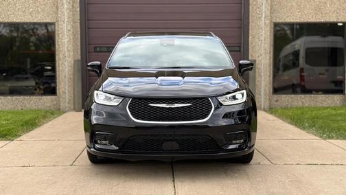 Diamond Black Crystal Pearlcoat 2026 Chrysler Pacifica L