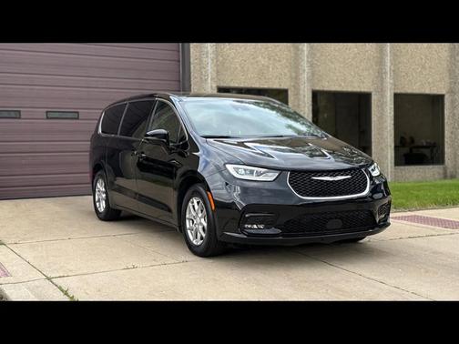 Diamond Black Crystal Pearlcoat 2026 Chrysler Pacifica L
