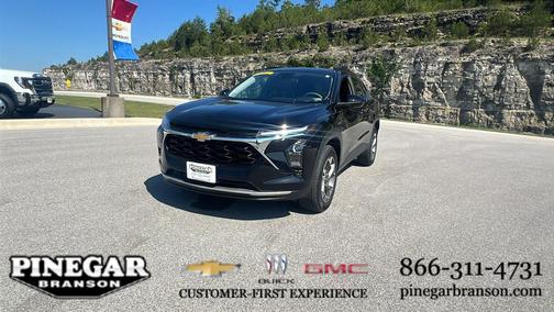 Mosaic Black Metallic 2025 Chevrolet Trax LT