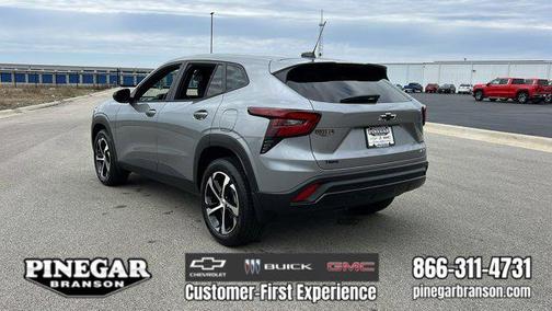 Sterling Gray Metallic 2026 Chevrolet Trax FWD 1RS