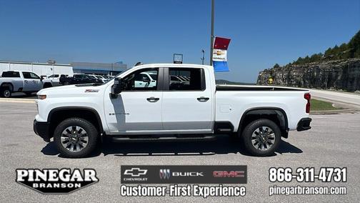 Summit White 2026 Chevrolet Silverado 2500 Custom
