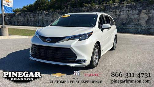 2021 Toyota Sienna XLE 8 Passenger